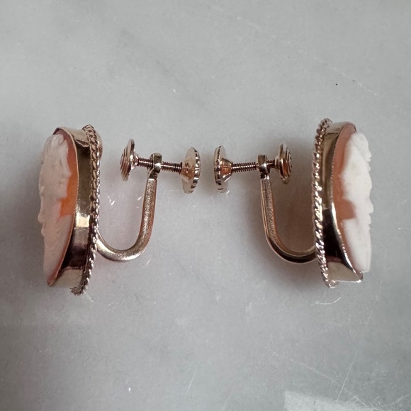Vintage 10K Yellow Gold Carved Shell Cameo Screw Back Earrings 4.24 Gram - Picture 8 of 12